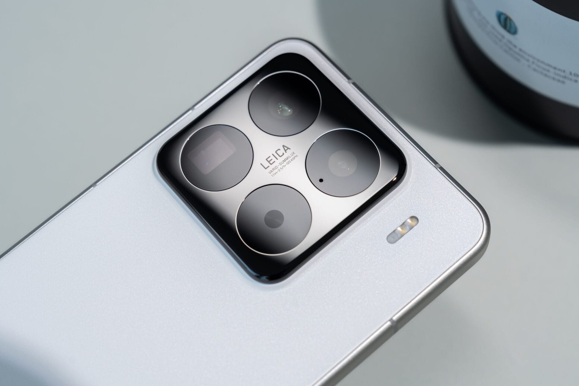 Xiaomi 16 Rumored to Feature a Bigger Display and Periscope Camera
