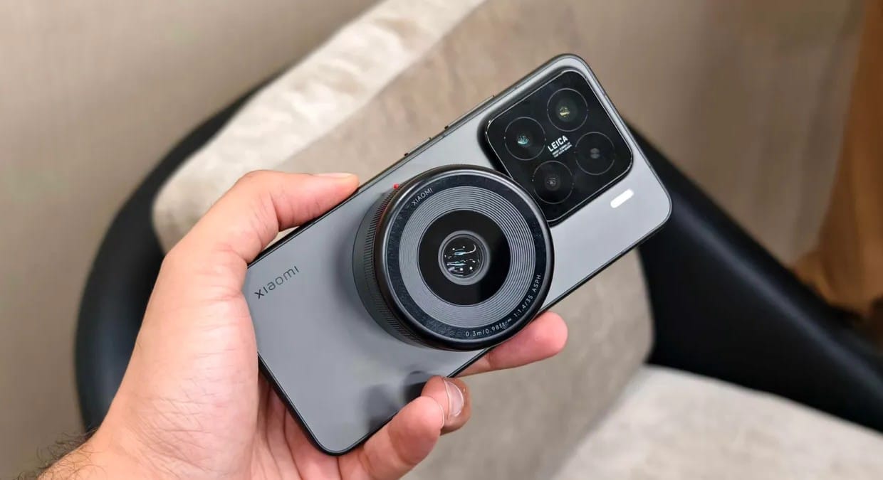 Xiaomi Unveils Modular Phone with 100MP Lens Attachment at MWC